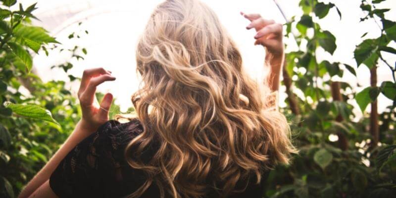 Ceci est l'effet du vinaigre de cidre de pomme sur les cheveux